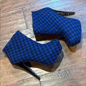 Size 9.5 Betsey Johnson 6 inch Blue and Black Houndstooth Heeled Boots